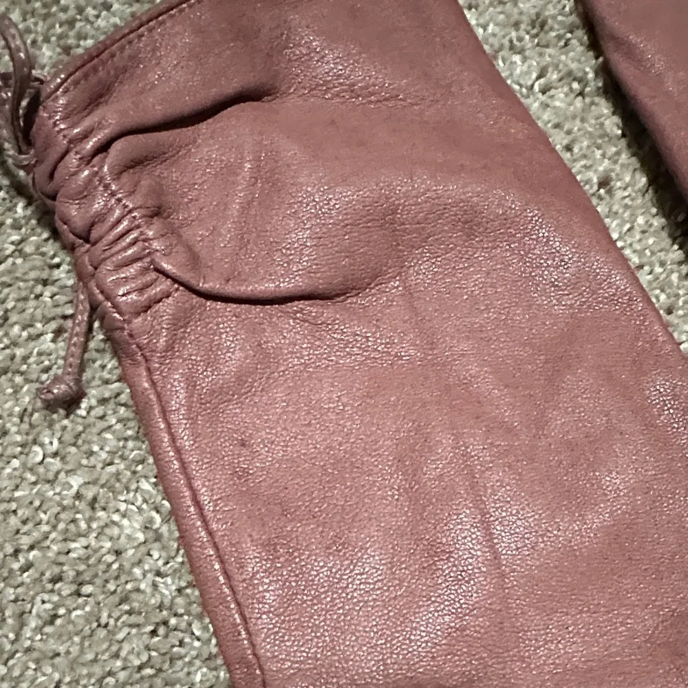 Elegant Mauve Leather Gloves